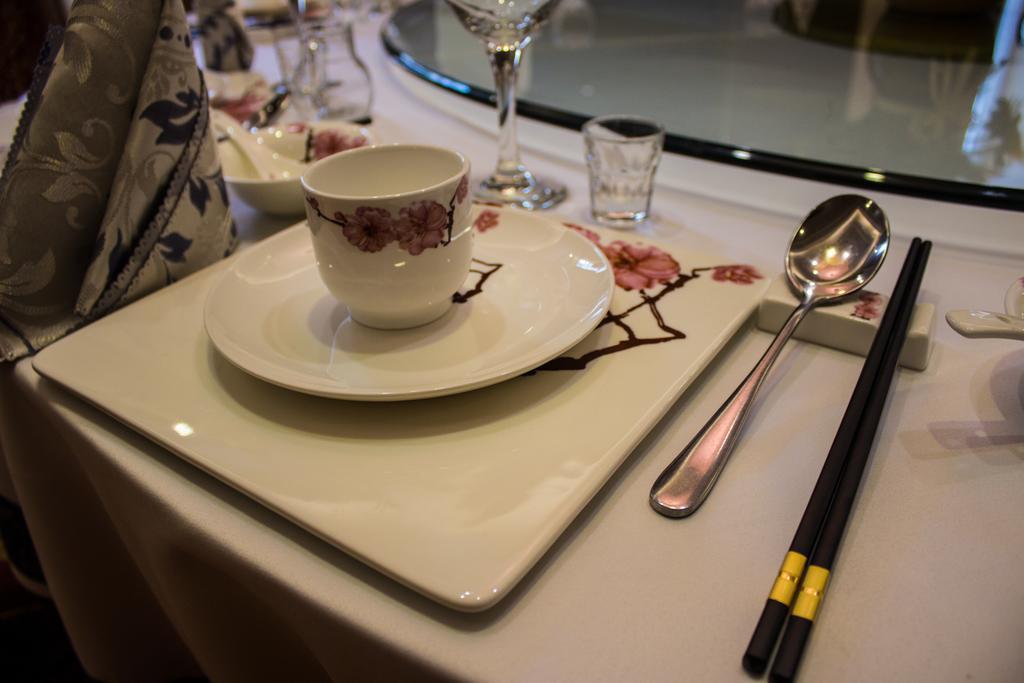 Soluxe Hotel Almaty Eksteriør bilde