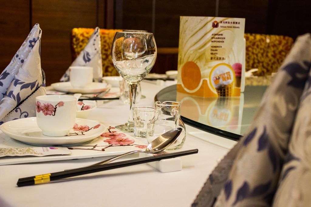 Soluxe Hotel Almaty Eksteriør bilde